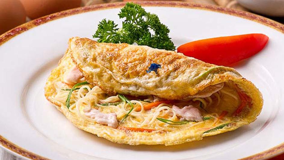 Instant noodle and chicken omelette